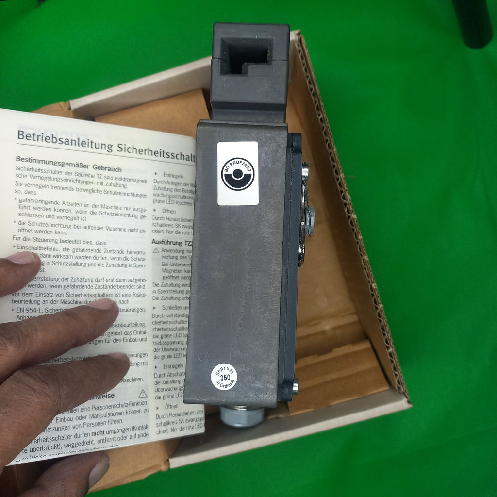 unoboxing view contents of the packet for or safety switch TZ1LE220SR6 (Order no. 046504)