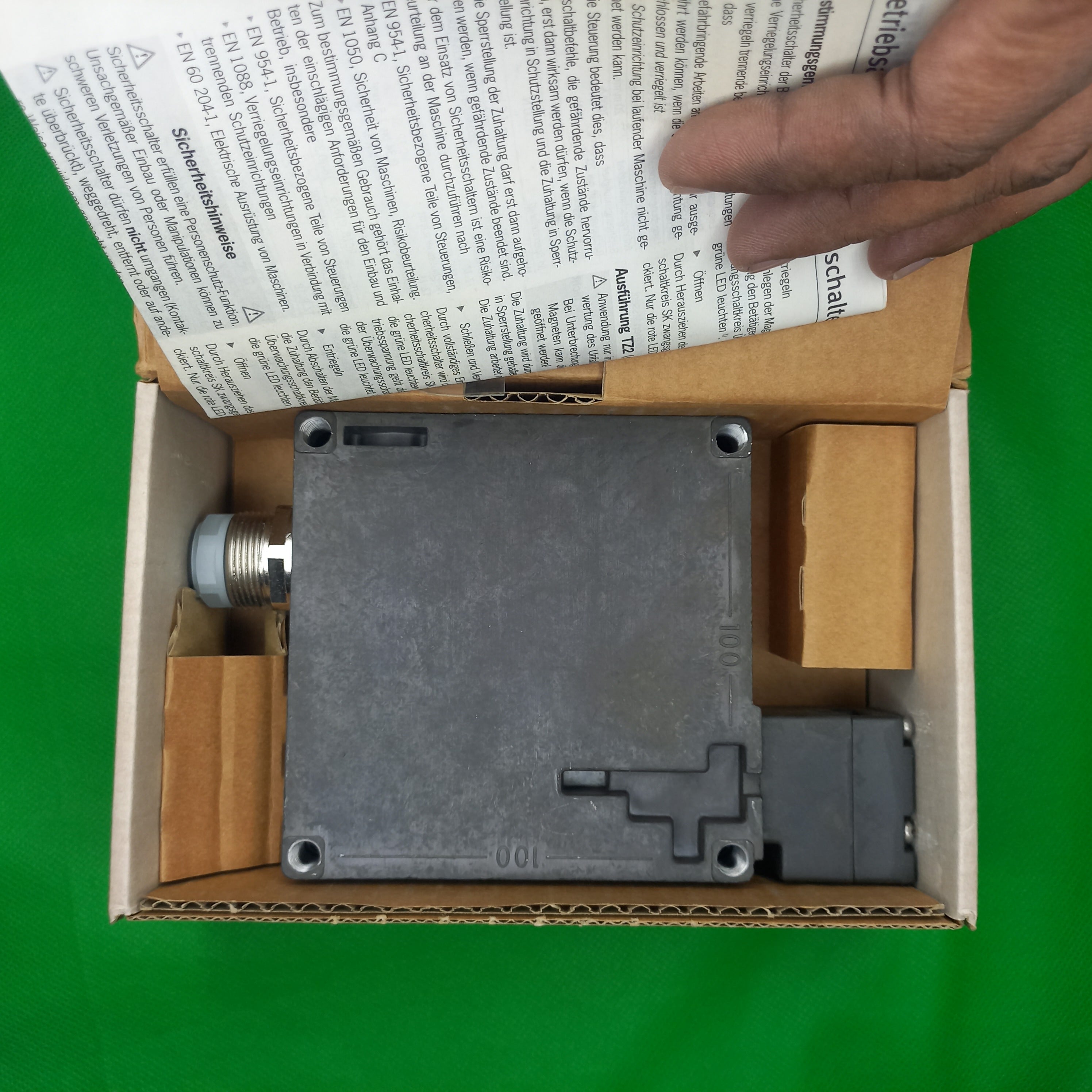 Reverse ( Mounting side of ) safety switch Euchner or safety switch TZ1LE220SR6 (Order no. 046504)