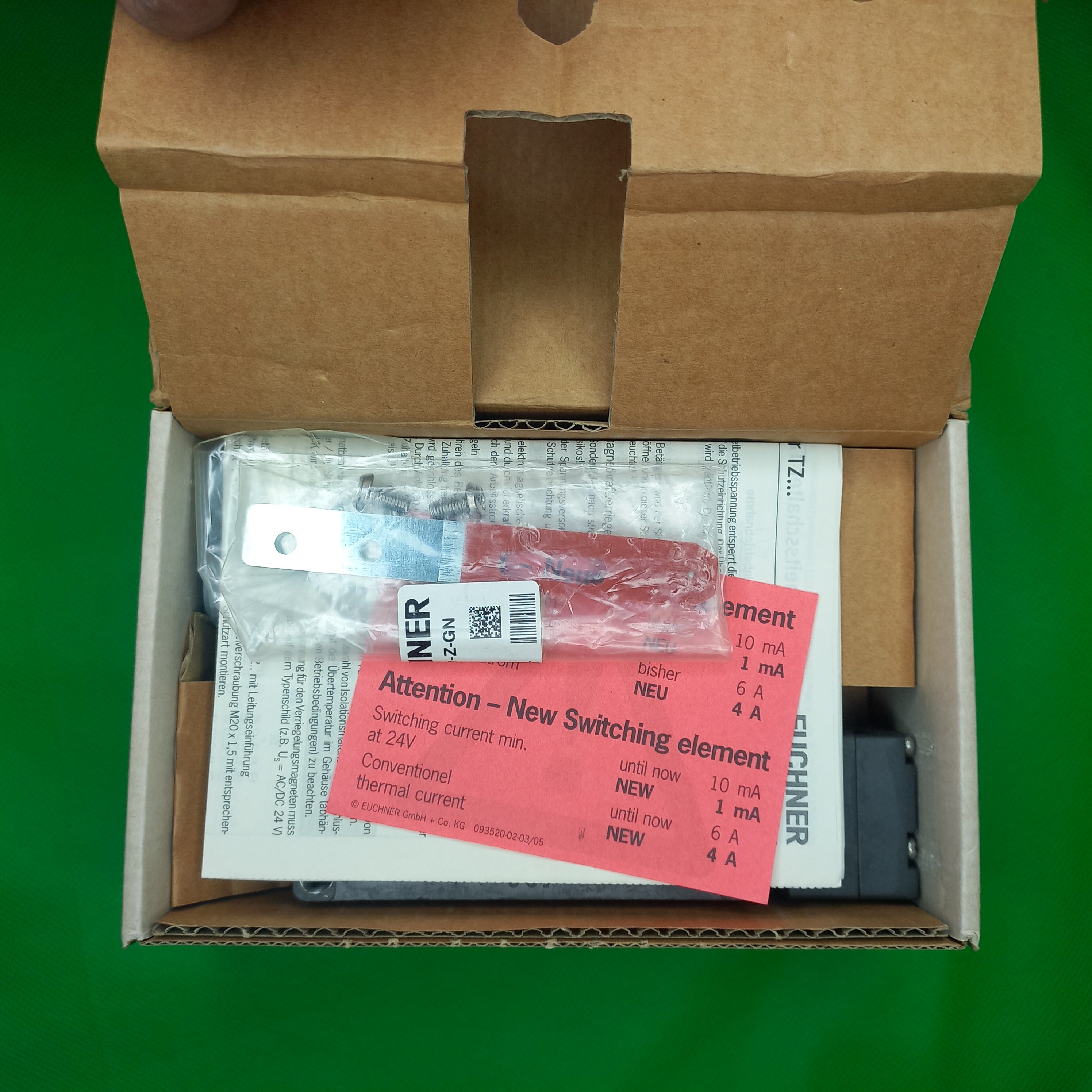 Complete contents of the packet of or safety switch TZ1LE220SR6 (Order no. 046504)