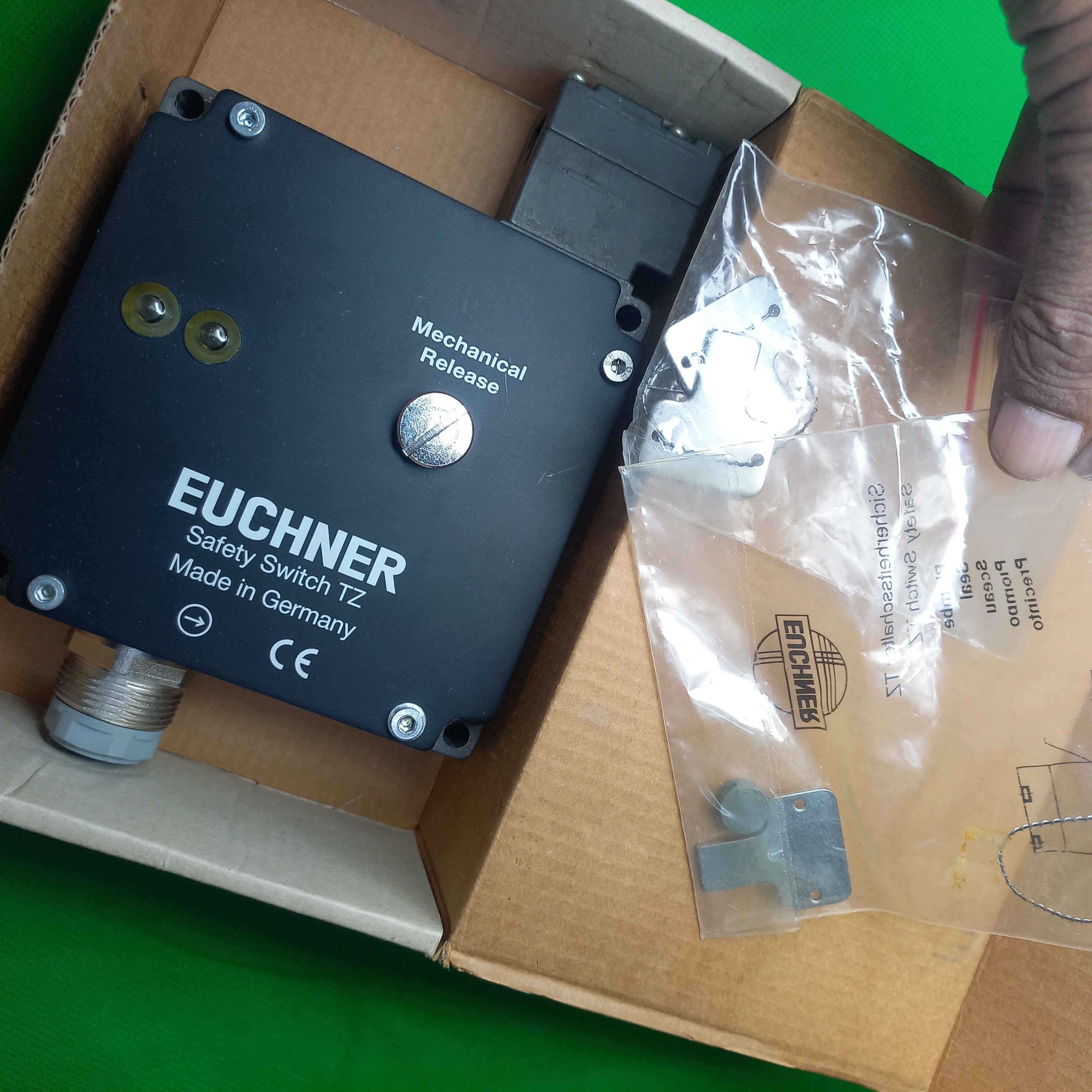 WIth mechanical released packed beside TZ1RE024SR6(Orderno.046190