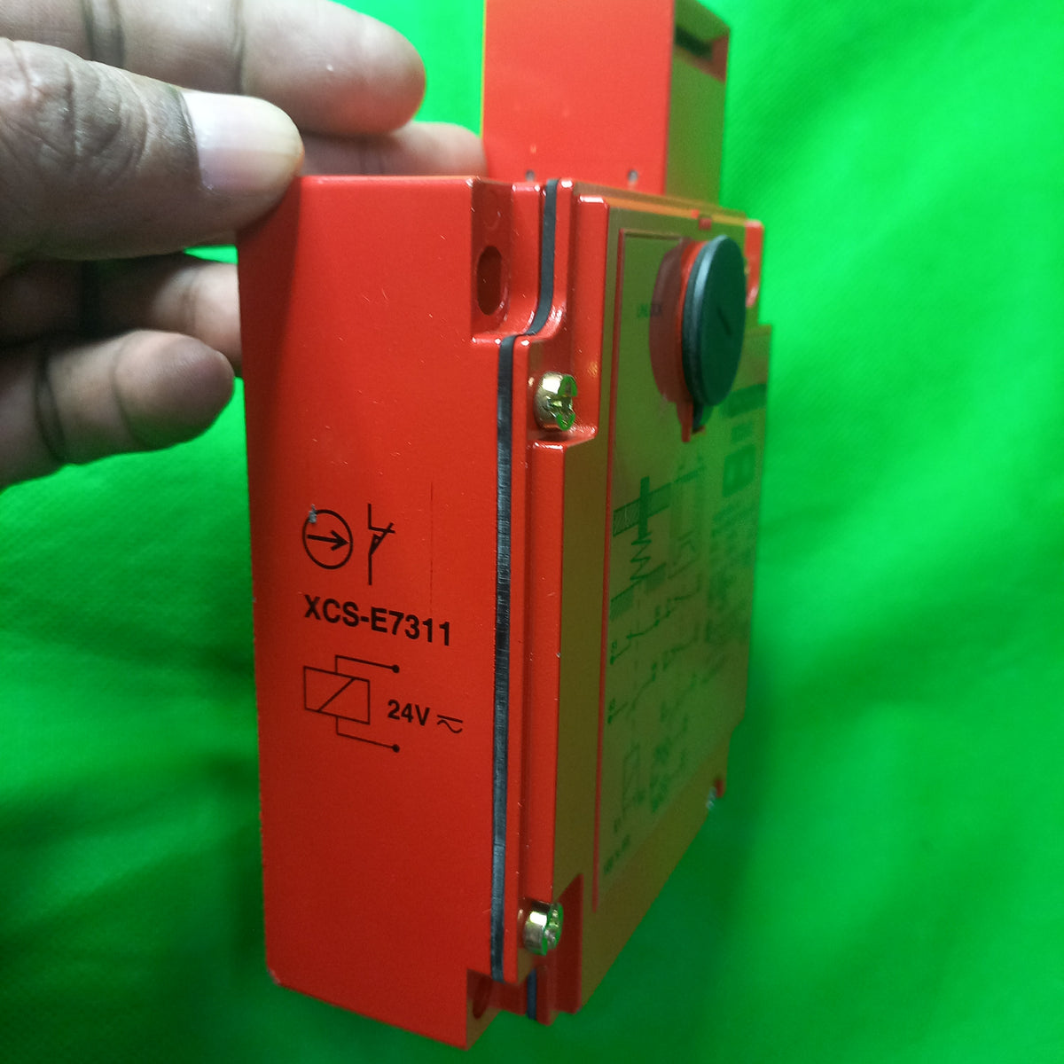 Side view with 24 v marking for  XCSE 7311 XCS-E7311 24V,  Safety switch, Telemecanique Safety switches
