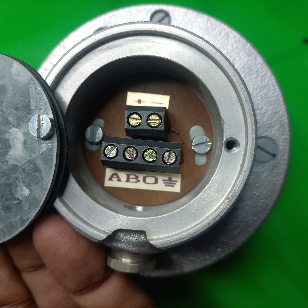 Terminal Block shows AB and Reference connection for and Power supply connection 
THALHEIM DREHIMPULSGEBER ITD4 B10