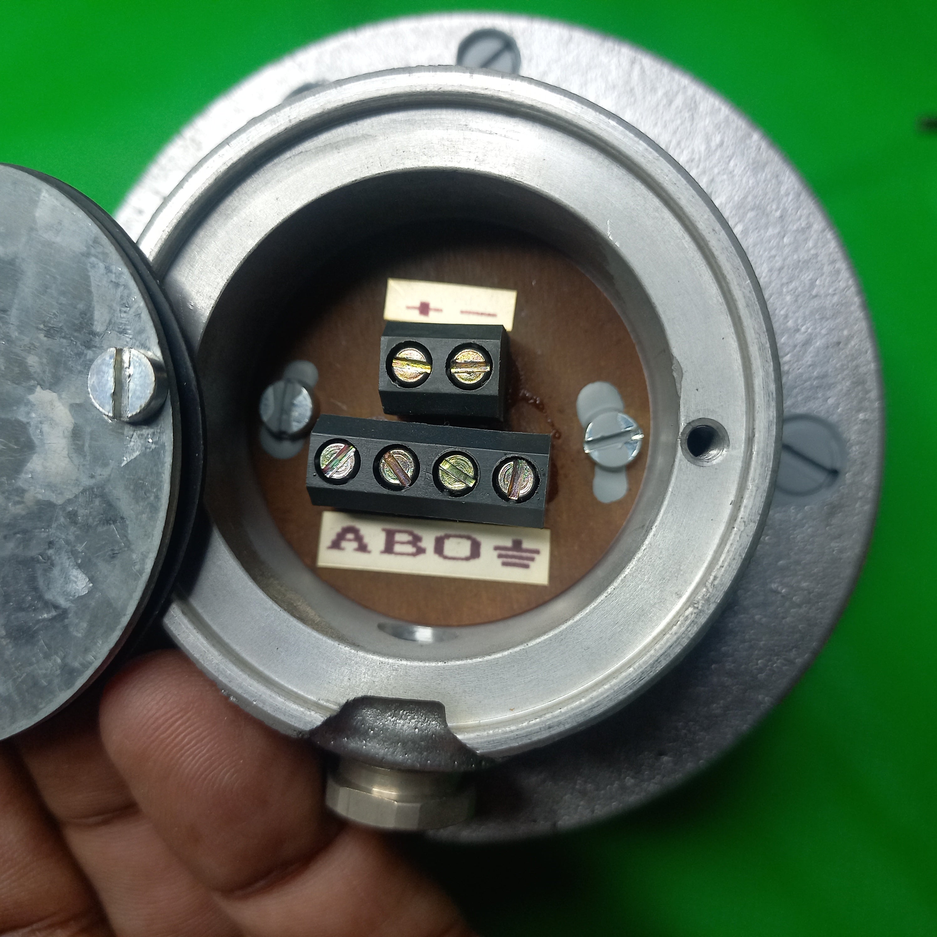 Terminal Block shows AB and Reference connection for and Power supply connection 
THALHEIM DREHIMPULSGEBER ITD4 B10