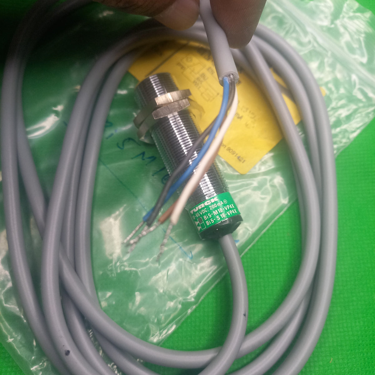 4 Wire end of INDUCTIVE PROXIMITY SWITCH 5MM 10-65V DC DUAL PNP

Turck, BI5-M18-VP4X  , 1561100,5MM 10-65V DC DUAL PNP
Manufacturer Code: 1561100