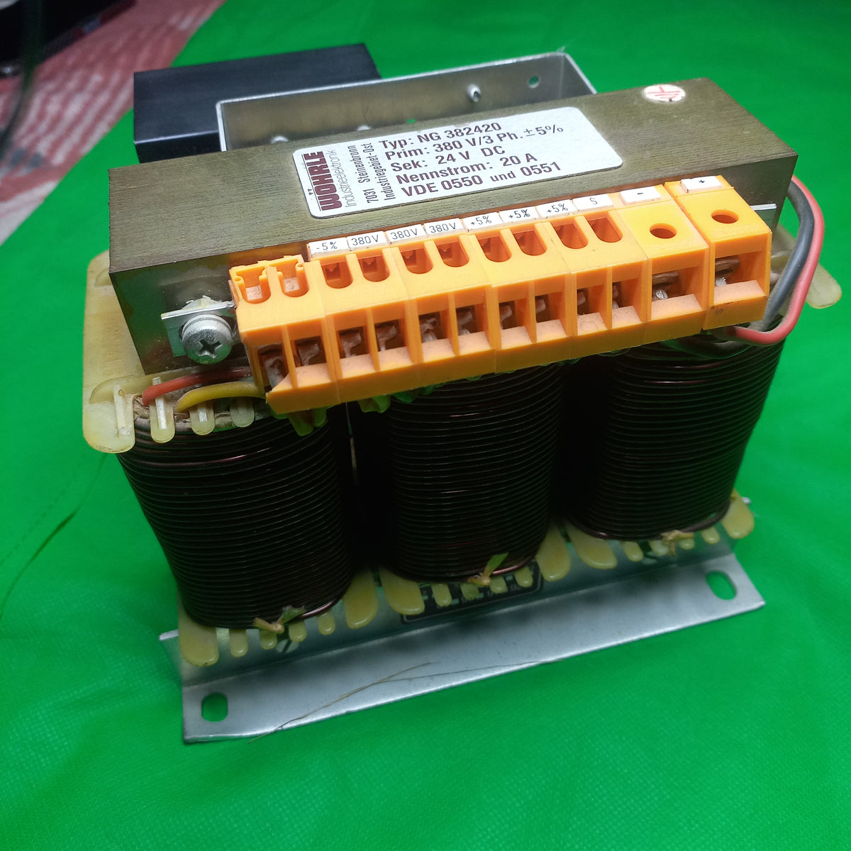 Wohrle Typ: NG382420
Prim: 380V/3Ph.  +/- 5%
Sek: 24VDC
Nennstrom: 20A
VDE 0550 und 0551