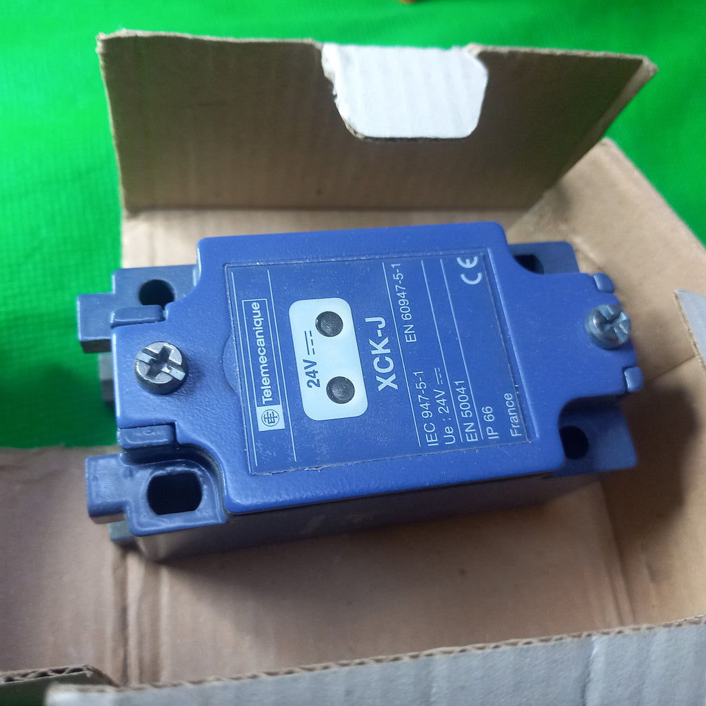 front face with - ZCKJ121H29
Limit switch body ZCKJ, fixed, with display, 1NC+1NO, snap action, M20 cable entry
Telemecanique Limit switches XC Standard