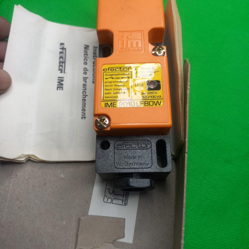 Unboxing of efector IME 2010 LFBOW, NO or NC Programmable