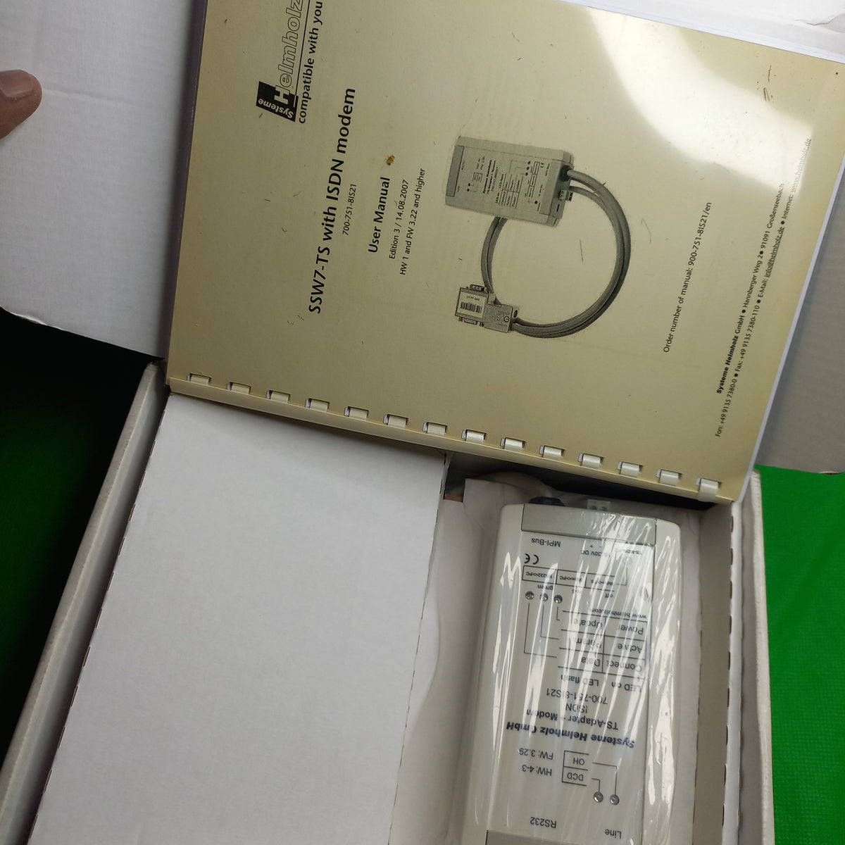 700-751-8IS21, SSW7-TS with modem ISDN. The SSW7-TS with integrated modem is a low-cost alternative for
teleservicing a programmable controller via the MPI bus.