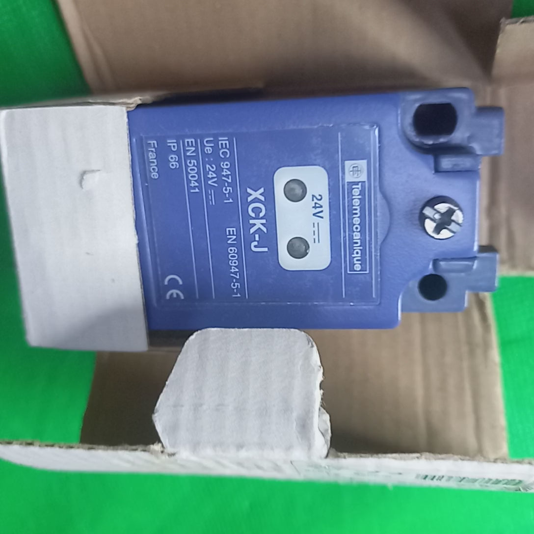 vIDEO ZCKJ121H29
Limit switch body ZCKJ, fixed, with display, 1NC+1NO, snap action, M20 cable entry
Telemecanique Limit switches XC Standard