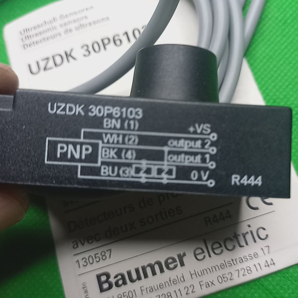 video shoing unboxing of Ultrasonic Sensor UZDK 30P6103 | 10130587