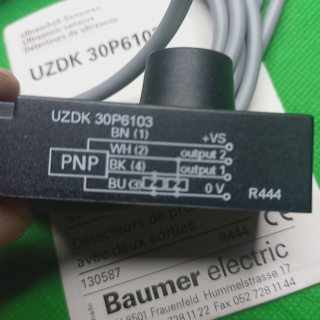 video shoing unboxing of Ultrasonic Sensor UZDK 30P6103 | 10130587