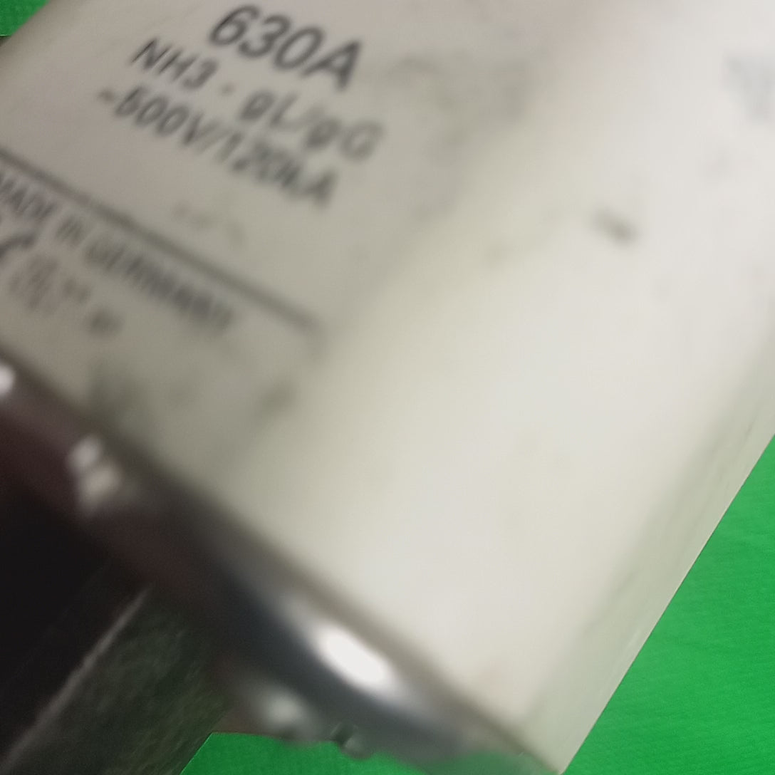 Video of Fuse Part number 2NA3372 brand Siemens series 3NA 630 Amps