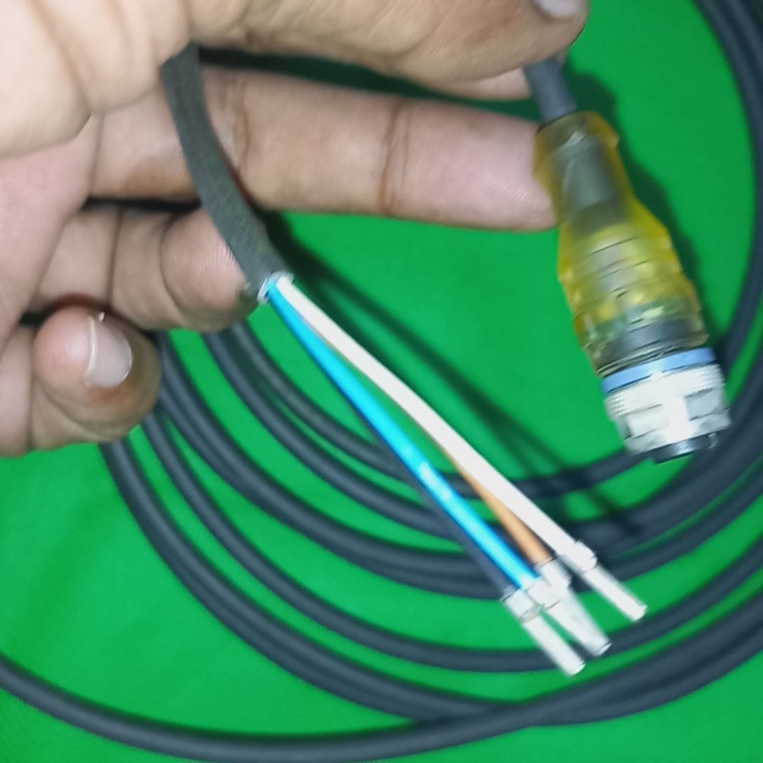 Unboxing video of Escha 8048114, AL-WAK4P2-5S370 M12, female, straight, 4 poles, with LED, sensoractuator