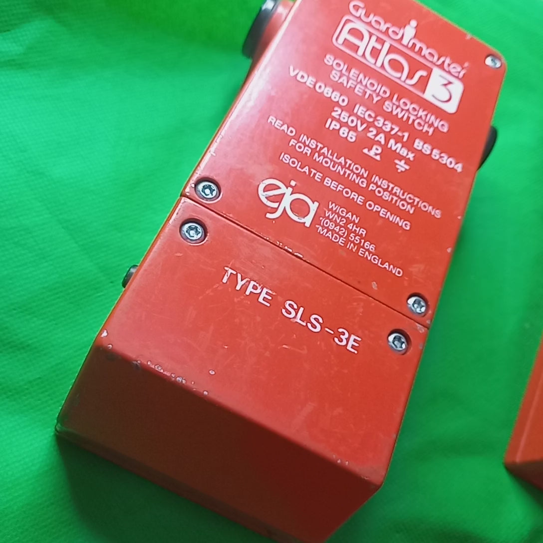 Video shows Guardmaster Atlas 3 Solenoid Locking Safety Switch Type: SLS-3E
Model:&nbsp;SLS 3E
Input Voltage:&nbsp;24V DC