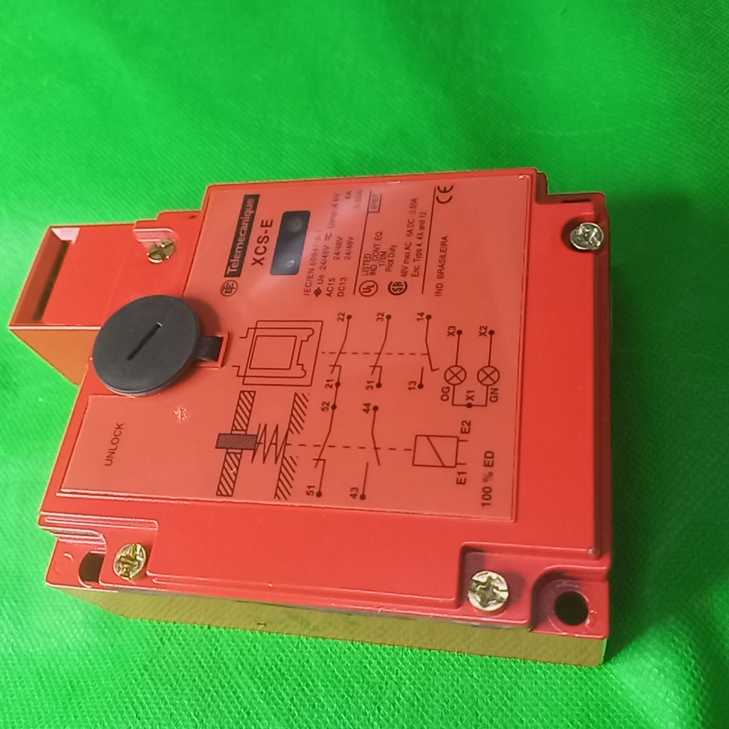 Video unboxing of  XCSE 7311 XCS-E7311 24V,  Safety switch, Telemecanique Safety switches