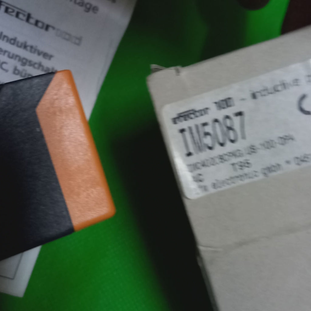 Video unboxing of Inductive sensor | IM5087 | IMC4020BCPKG/US-100-DPA , PNP, complementary,Sensing range: 20mm, rectangular Housing 40x40x66mm, flush mountable
