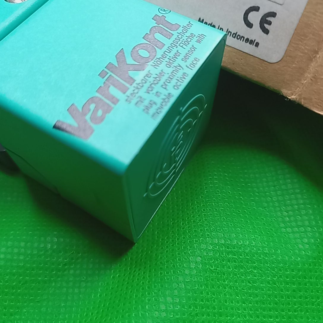 Video featuring unboxing of NJ15+U1+A2, 084507,4 Wire, complementary, PNP, 15mm Rated Operating distance, Flush installation, DC, 10 ... 60 V, 40x40x118mm Block sensor
