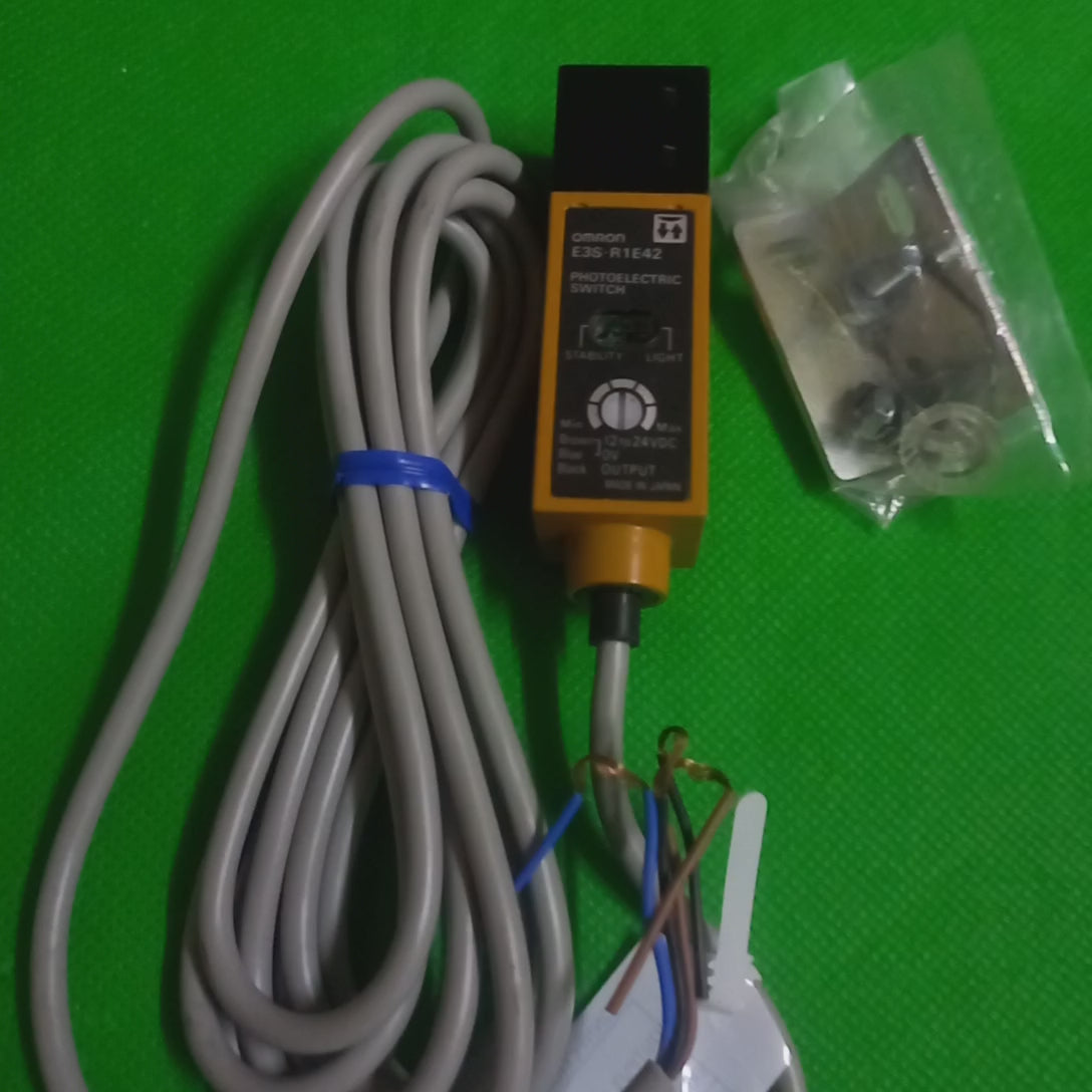 Video of E3S-R1E42 complete package with cable and mounting brackets