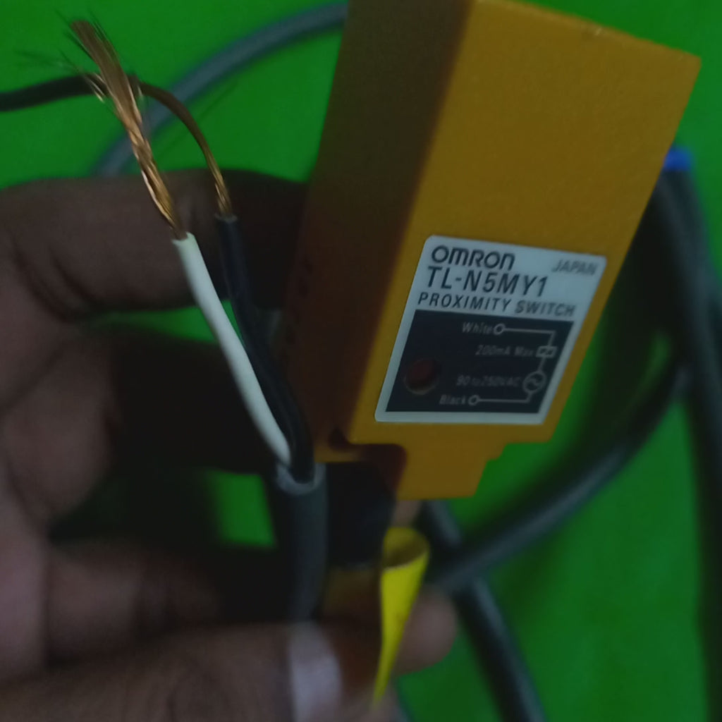 video showing AC 2wire model of Omron Omron TL-N5MY1 ; Lenght 50mm / cross section is 25x25
