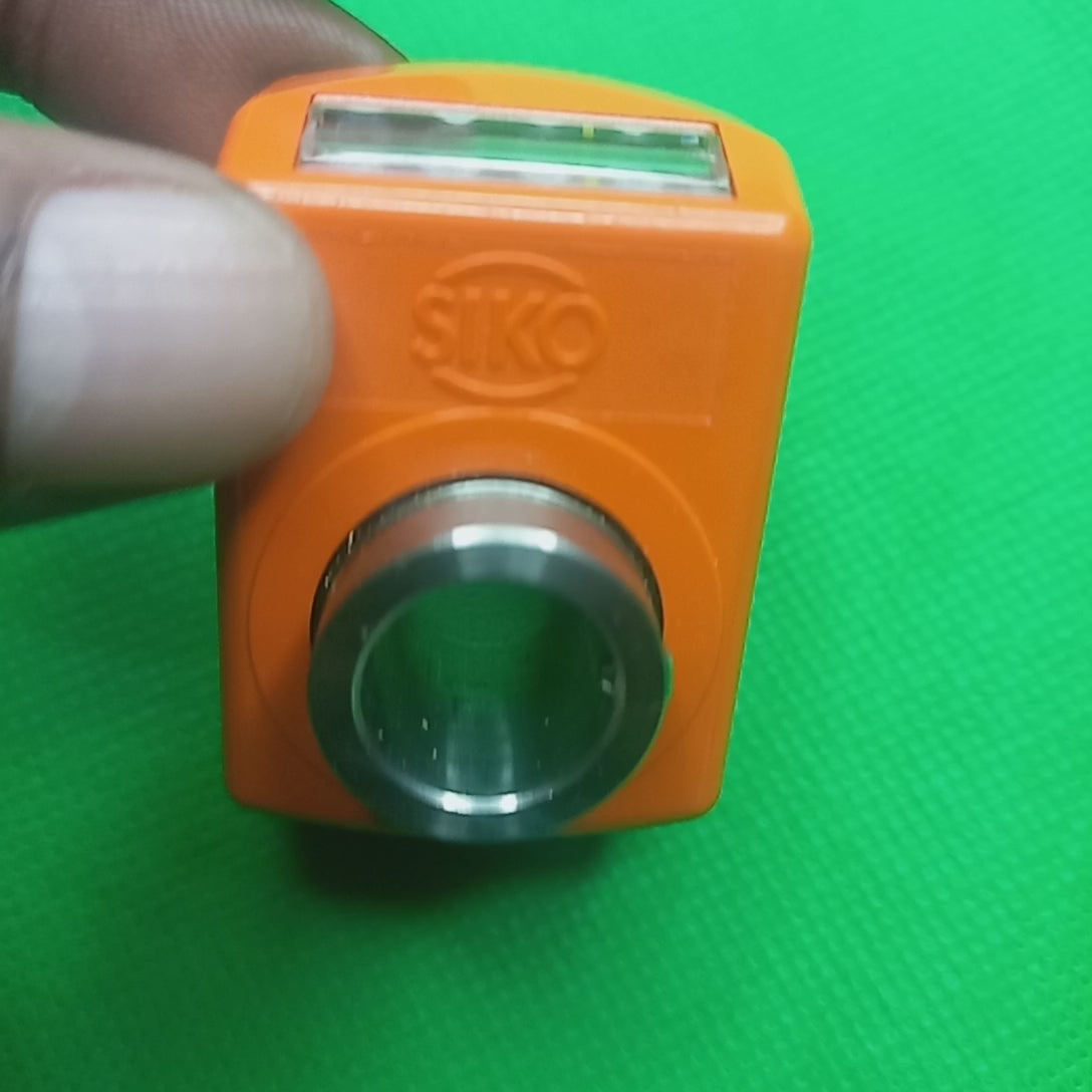 video shows display increments by 40 mm when shaft is rotated CounterClockwise by one revolution SIKO Digital Position Indicator DAO4 ; DA04-02-40-1-e-14 | DA0402401exx