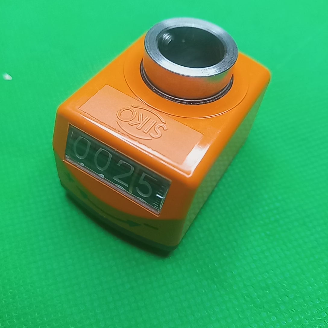 Video shows increment 25 when shaft is roatated clockwise one revolution this is mouting position 4 digital indicator SIKO DA04-04-25-1-i-14_DA0404251ixx_Mounting Position4_14mmHollow,increment_25 perCW_Revolution,1Decimal