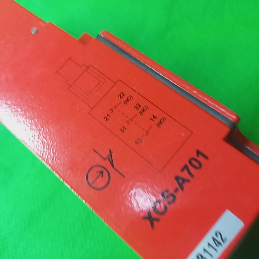 Video showing XCSA701,&nbsp;Telemecanique Safety switches&nbsp;
XCS, metal XCSA, 2 NC + 1 NO, slow break, 1.entry tapped Pg 13

Product range &nbsp;Telemecanique Safety switches 