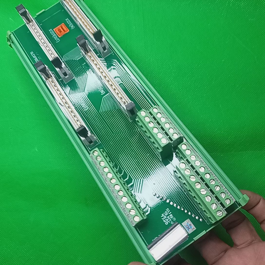 Video shows Unboxing of 
802d Siemens, input output wiring module ULEXP802D-TB Sinumerik PP72/48 Wiring Module Ribbon Cable to Terminal Module