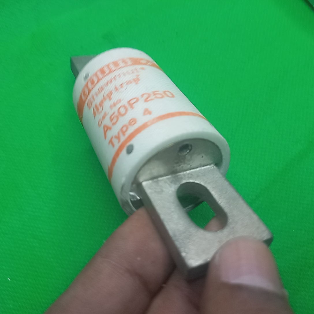 Video of A50P250 Gould Shawmut AmpTrap type 4
38.1 mm dia 110.2Long | High Speed Fuse, Blade | Bolted | AC/DC | High Speed Fuse Amp-Trap® A50P 500VAC 450VDC 250A Blade
