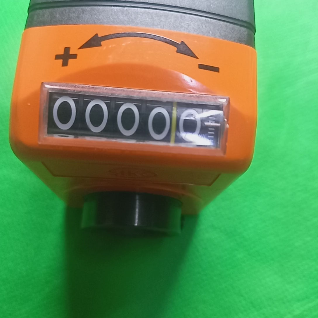 Video shows increasing count by 40mm when shaft is rotated COUNTER CLOCKWISE, SIKO Digital position indicator DA09S , SIKO_DA09S-02-40-1-e-20_Mount_pos._2_incrementrev_40_CCW_20mm_Hollow