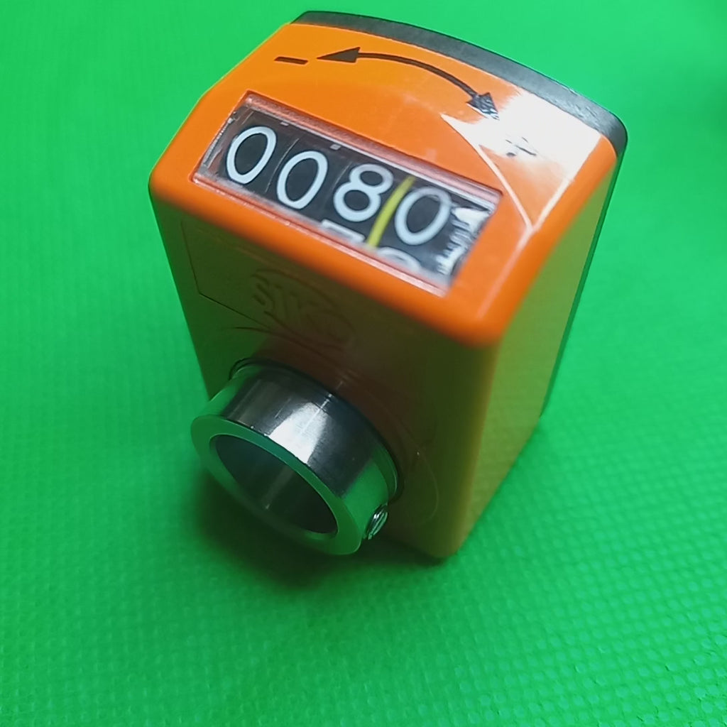 Video shows moving shaft clockwise increases count and one revolution causes 80 incrementals. Siko Position indicator DA04 | DA04-02-80-1-i-14_MountPos=2, Incr/rev=80mm, in Clockwise Direction, Decimal point =1, 14mmHollow