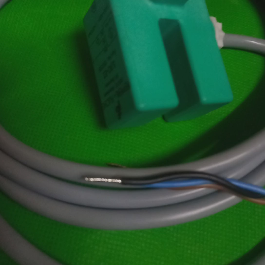 Video Features Inductive Slot sensor 10mm width 3 wire PNP NO Pepperl Fuchs  SJ10-E2