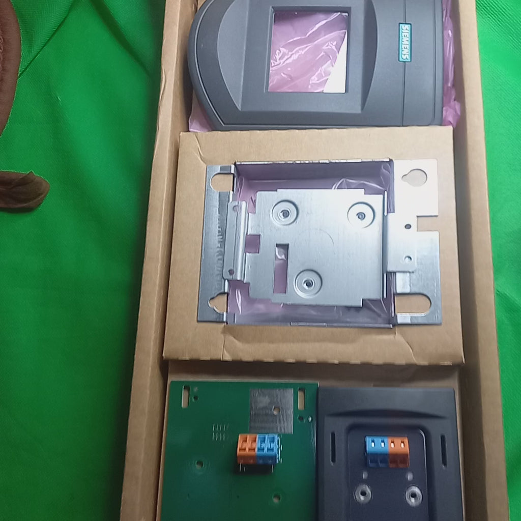 Video of inside contents unboxing video of Siemens 6SE6400-0PM00-0AA0 (EAN: 4019169447263) 
 MICROMASTER 4 BOP/AOP door mounting kit for single converter